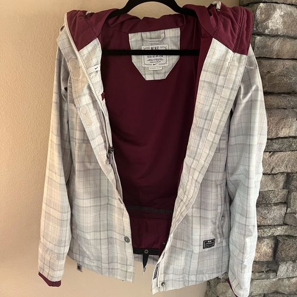 Nike storm fit full zip rain jacket size S, adjustable hood/ hem + features - Picture 9 of 10